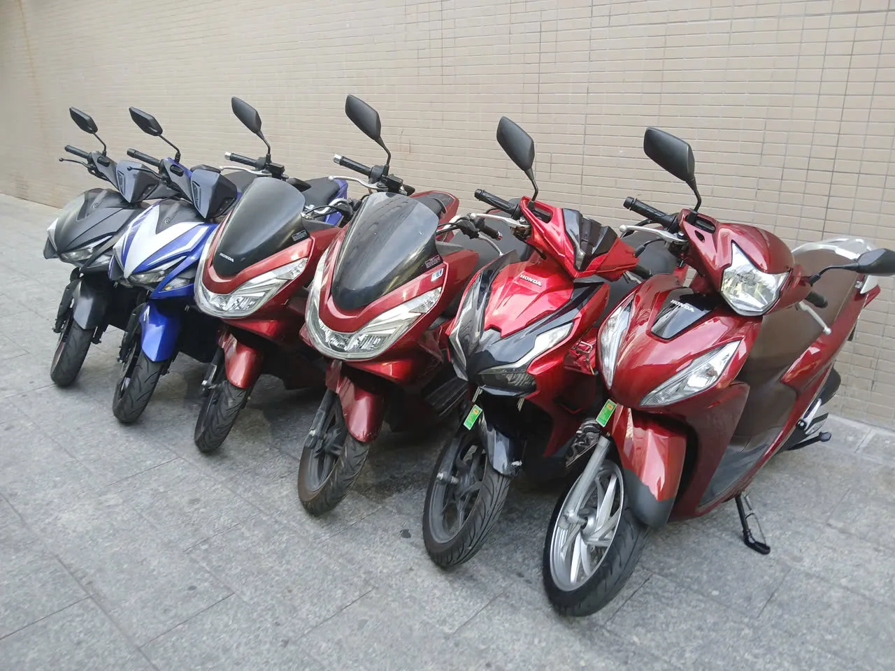 Đội ngũ nhân viên đang chuẩn bị và kiểm tra xe máy trước khi bàn giao cho khách hàng