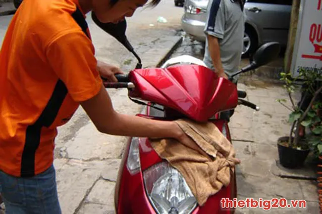 Vệ sinh xe máy trước khi dán decal