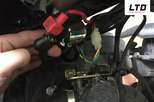 Quy trình đo đạc cách kiểm tra rơ le đề xe máy bằng thiết bị chuyên dụng