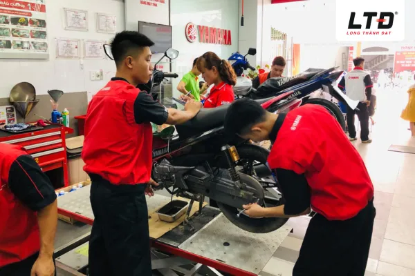 Liên hệ thợ sửa xe chuyên nghiệp để thay thế rơ le đề chính hãng