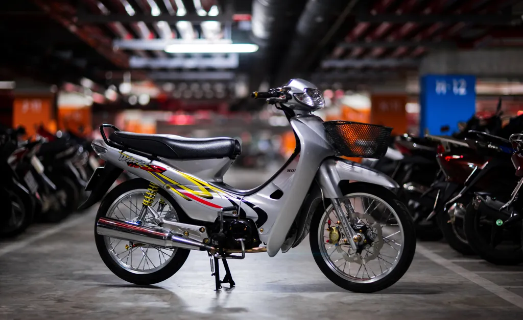 Cảnh cận bộ vỏ nhựa xe Wave đời đầu với thiết kế cổ điển đặc trưng