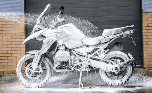 Làm mềm các vết bẩn bằng vòi xịt với áp lực vừa phải