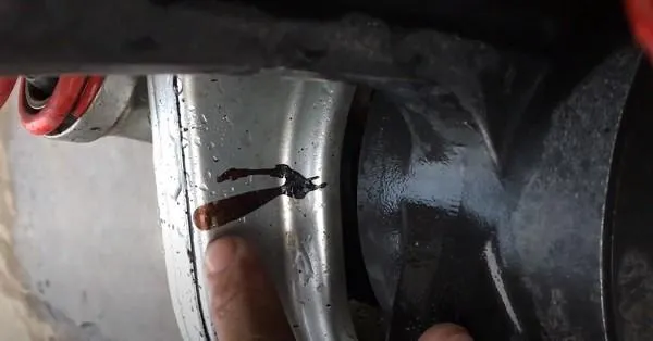 Việc rửa xe thông thường sẽ không thể loại bỏ được vết nhựa đường