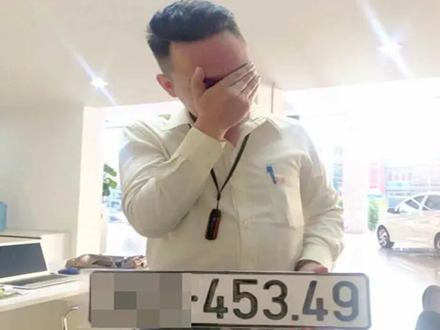 Việc bấm nút cấp biển số là khoảnh khắc hồi hộp của nhiều chủ xe