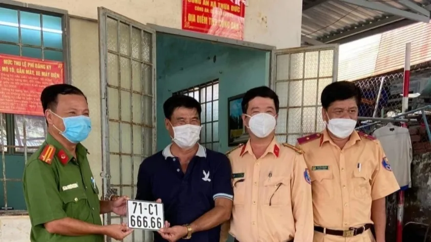 Biển số xe máy sau khi được cấp sẽ được gắn lên xe để hoàn tất thủ tục