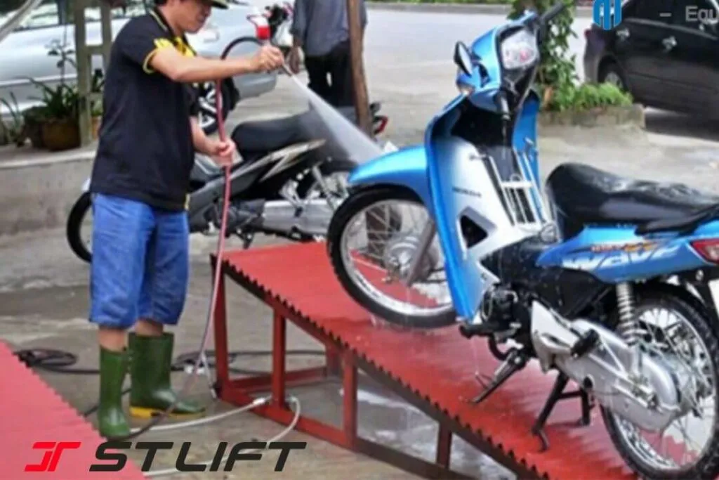 Bàn nâng xe máy tự chế hỗ trợ sửa chữa