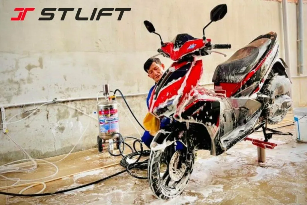 So sánh giá thành bàn nâng xe máy