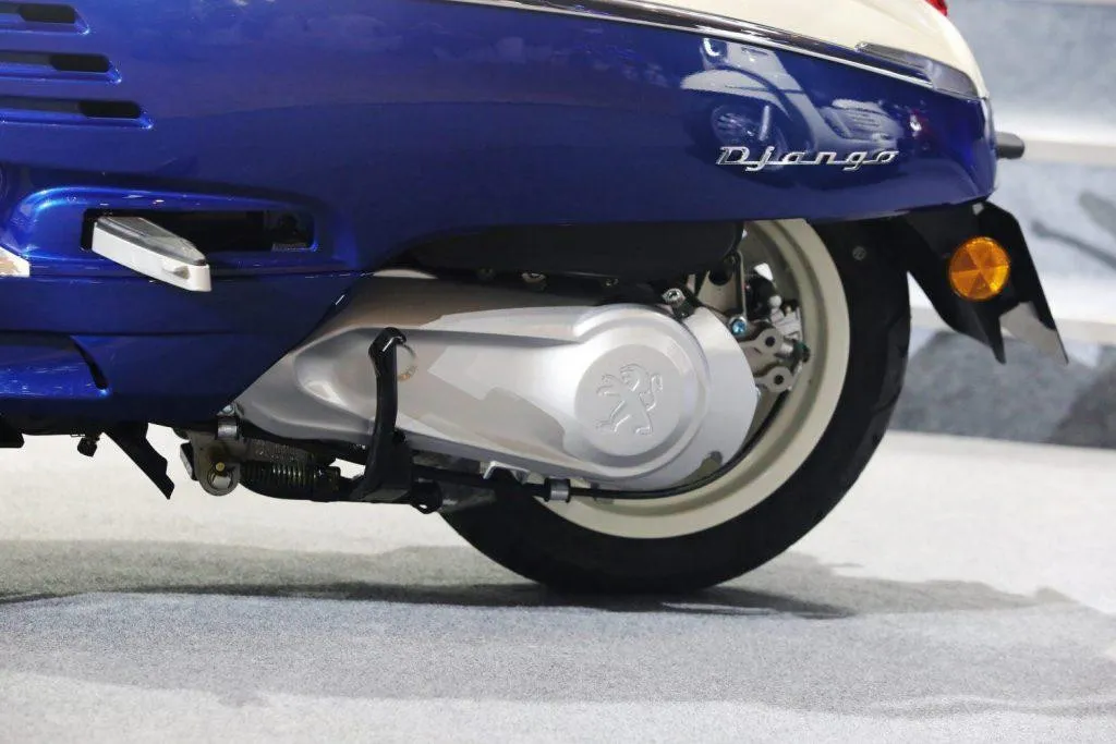 Bánh xe trước của chiếc xe máy Peugeot Django 125 cũ màu xanh, trang bị phanh ABS chống bó cứng, đảm bảo an toàn cho người dùng xe Peugeot đã qua sử dụng.