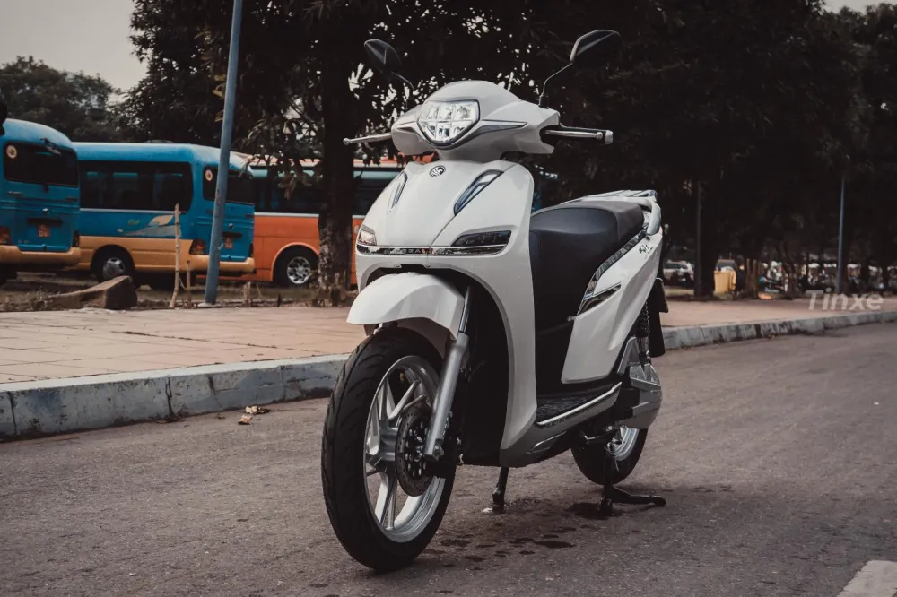 Khu vực cánh yếm và hộc chứa đồ tiện lợi phía trước của xe eSH