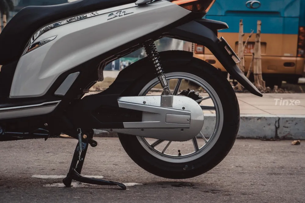 Thiết kế chân chống với tay đòn dài giúp dựng xe nhẹ nhàng hơn