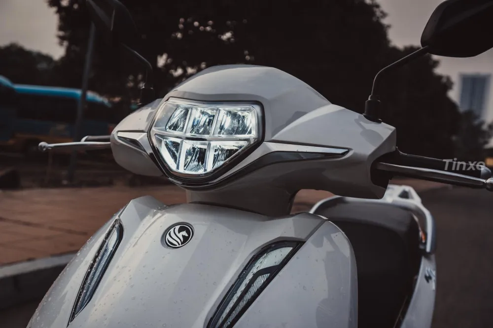 Hệ thống đèn pha LED hai tầng hiện đại trên xe máy điện Pega eSH