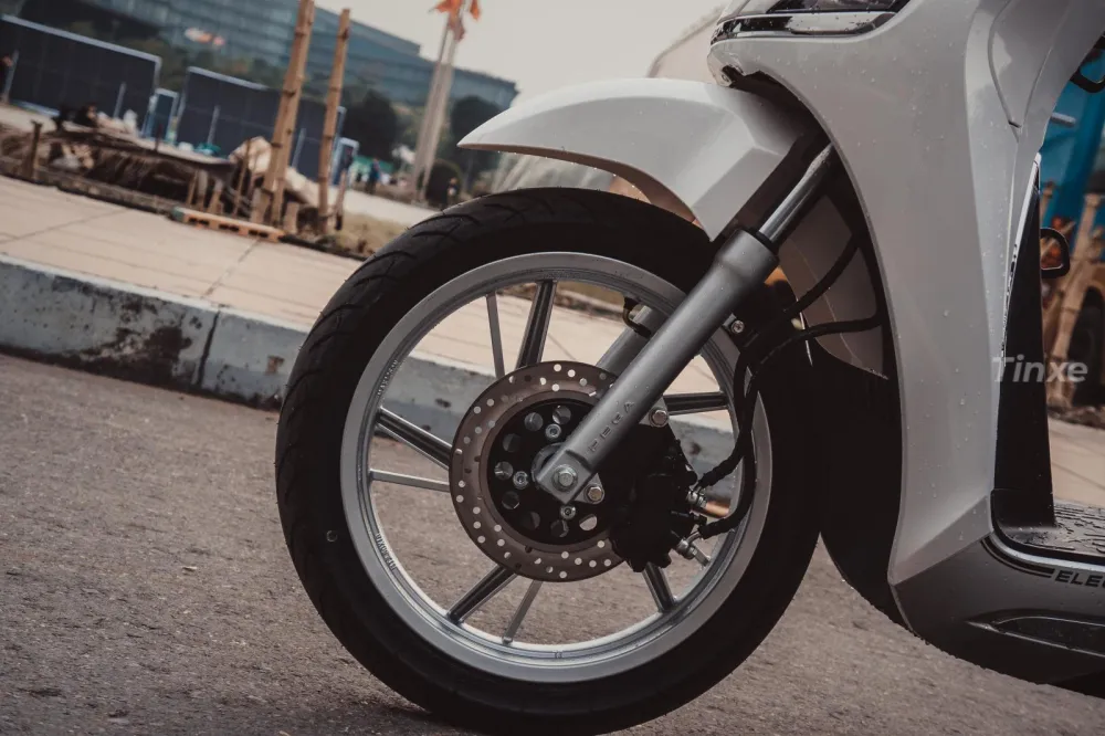 Cận cảnh hệ thống phuộc trước và bánh xe kích thước lớn của Pega eSH