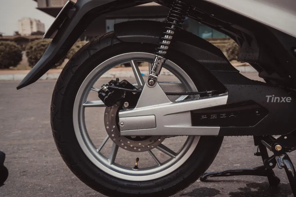 Kết cấu khung gầm chắc chắn được lộ diện bên dưới dàn nhựa xe