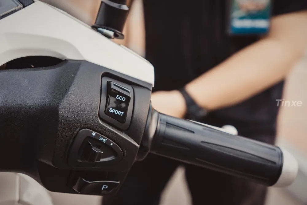 Nút bấm chọn chế độ lái Eco và Sport được bố trí trên tay lái phải