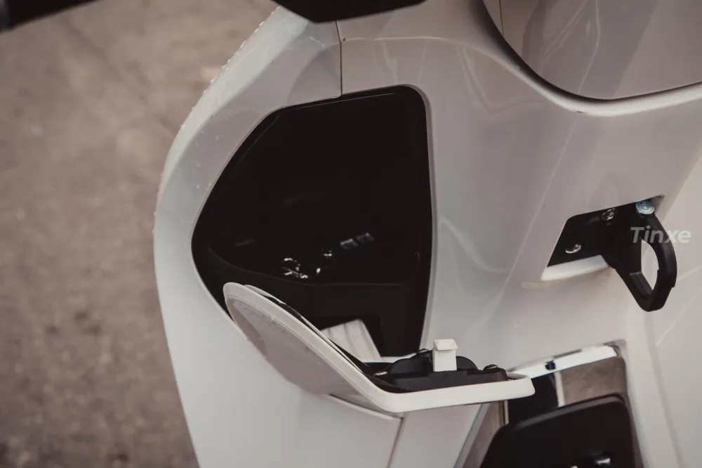 Dải crôm trang trí sang trọng chạy dọc thân xe máy điện Pega eSH