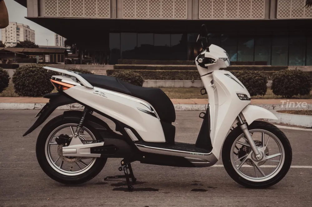 Cận cảnh cụm tay lái với các nút bấm chức năng được bố trí khoa học