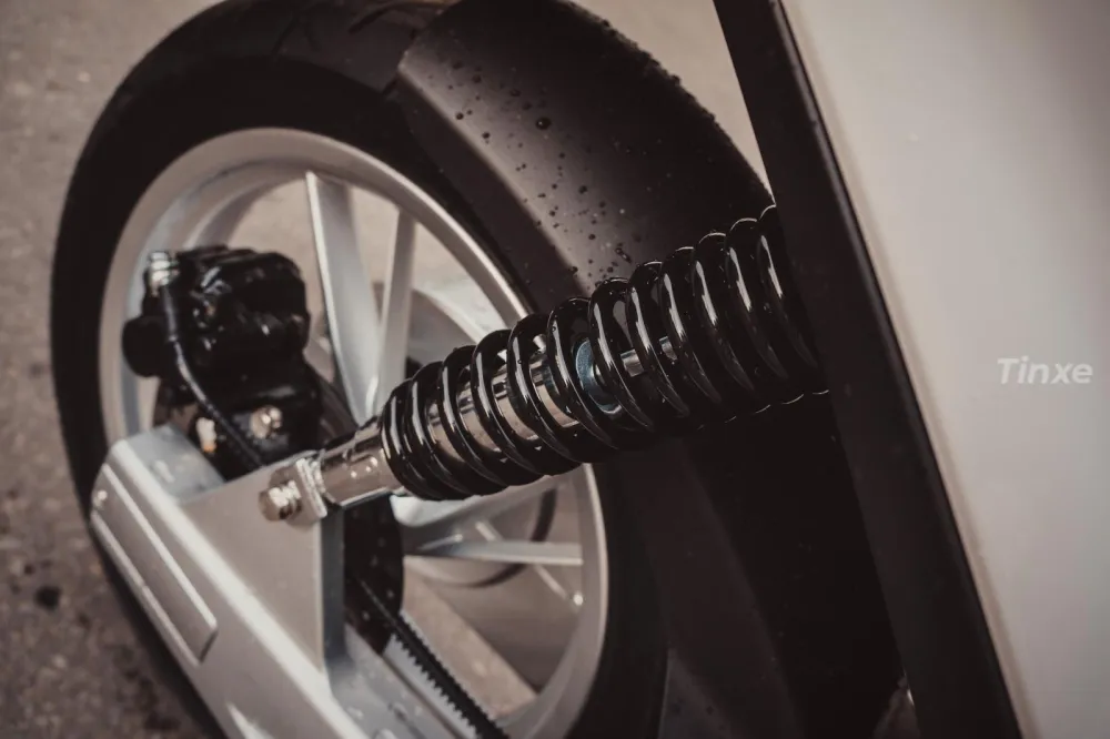 Hệ thống vành đúc và phanh sau đảm bảo an toàn tối đa khi vận hành