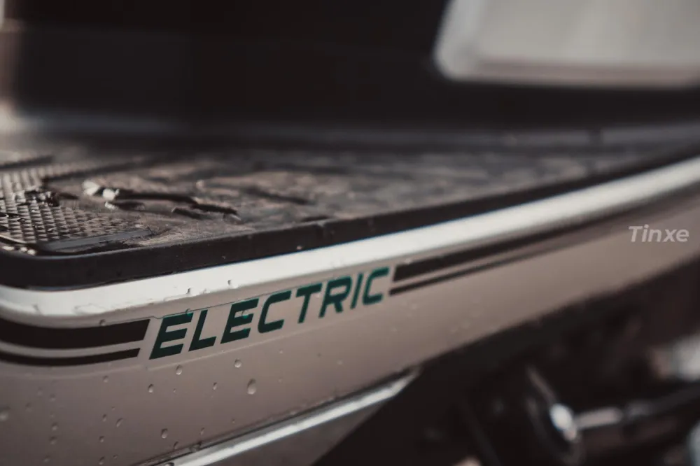 Sàn để chân rộng rãi được lót thảm cao su chống trơn trượt hiệu quả