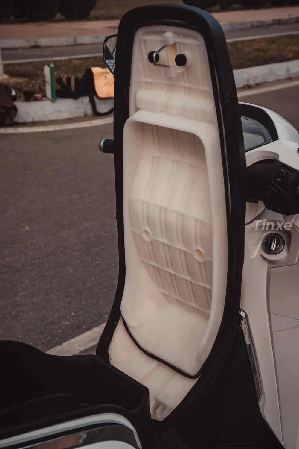 Thiết kế yên xe phân tầng mang lại tư thế ngồi thoải mái cho người lái