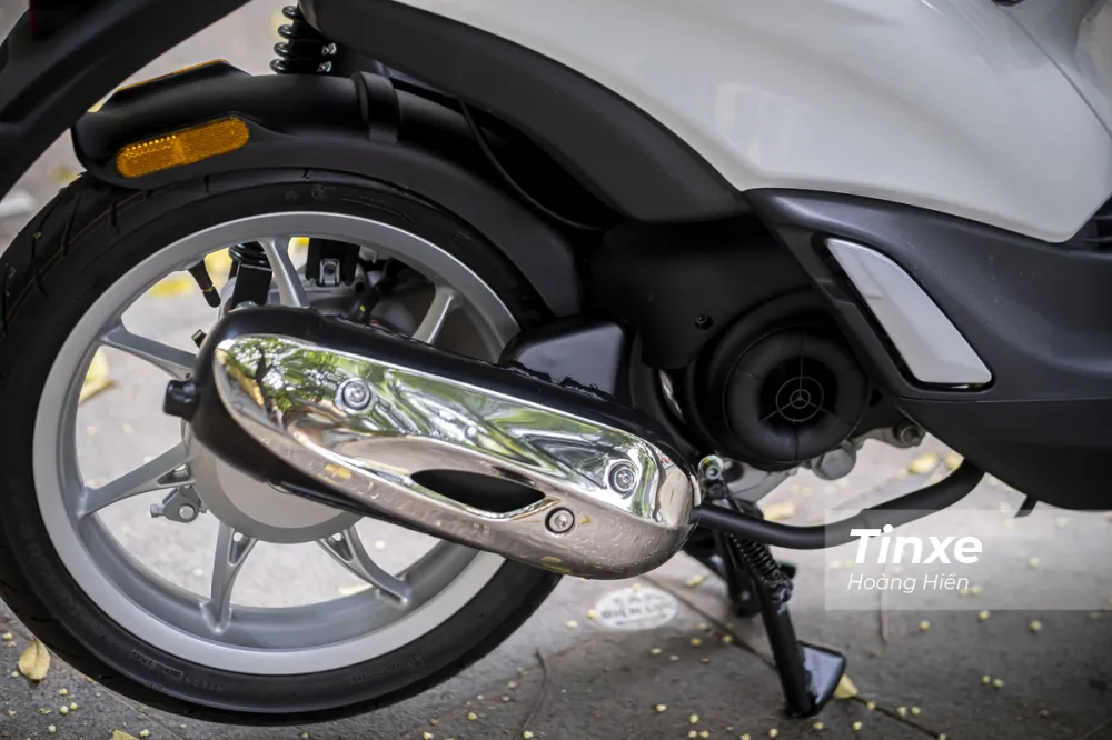 Vành xe đa chấu kết hợp với lốp không săm mang lại sự ổn định và an toàn khi di chuyển trên đường phố.