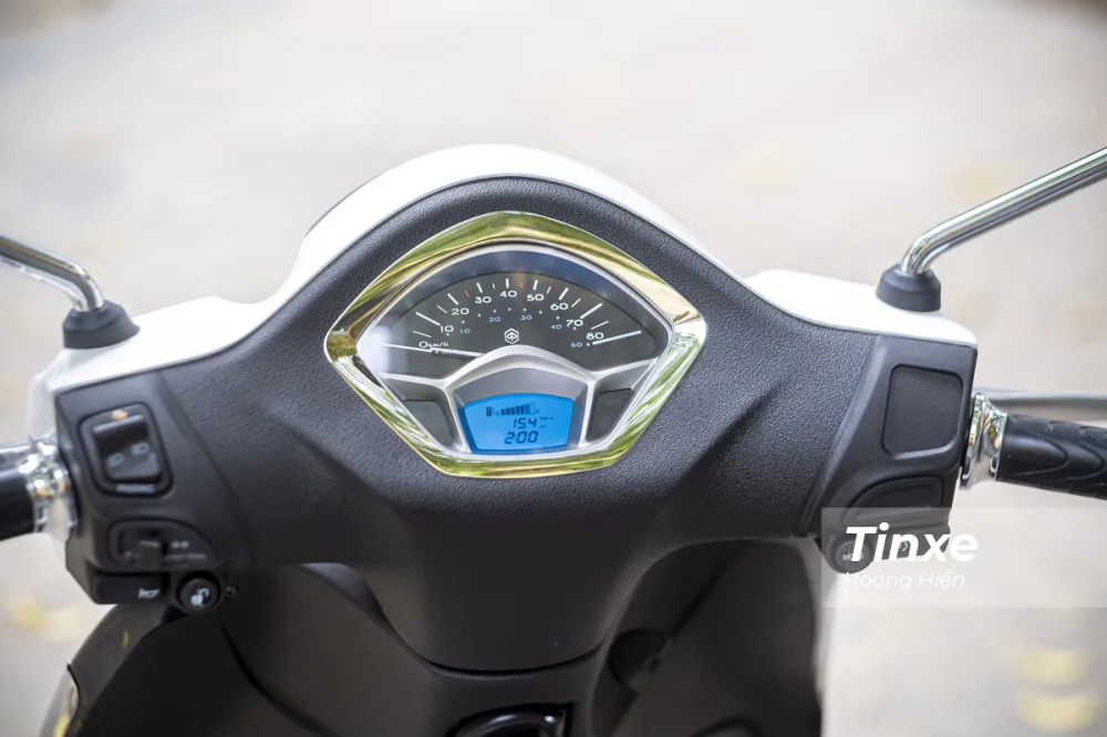 Mặt đồng hồ cơ kết hợp điện tử hiển thị đầy đủ các thông tin cần thiết cho người lái một cách rõ ràng.