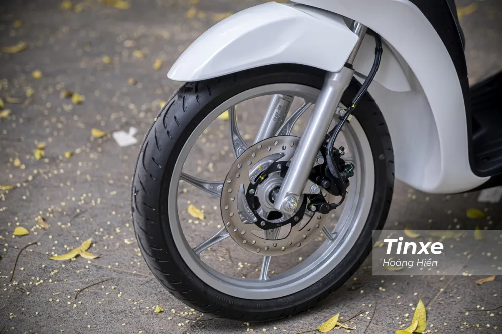 Hệ thống phanh đĩa trước đảm bảo khả năng dừng xe an toàn cho người sử dụng trong các tình huống khẩn cấp.