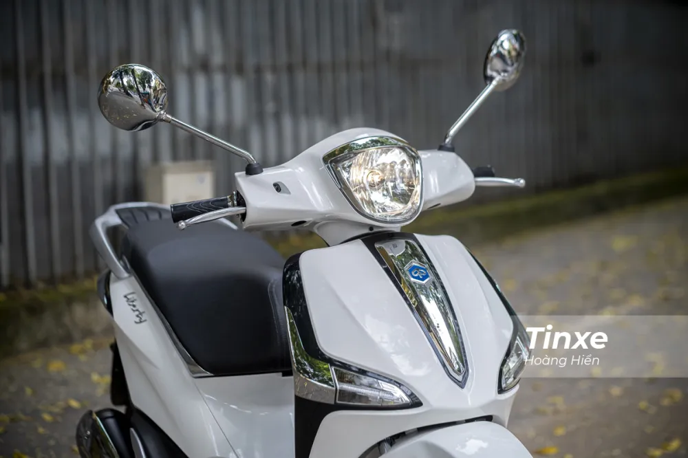 Cụm đèn pha Halogen phía trước mang lại ánh sáng ổn định và vẻ ngoài cổ điển tinh tế cho chiếc xe.