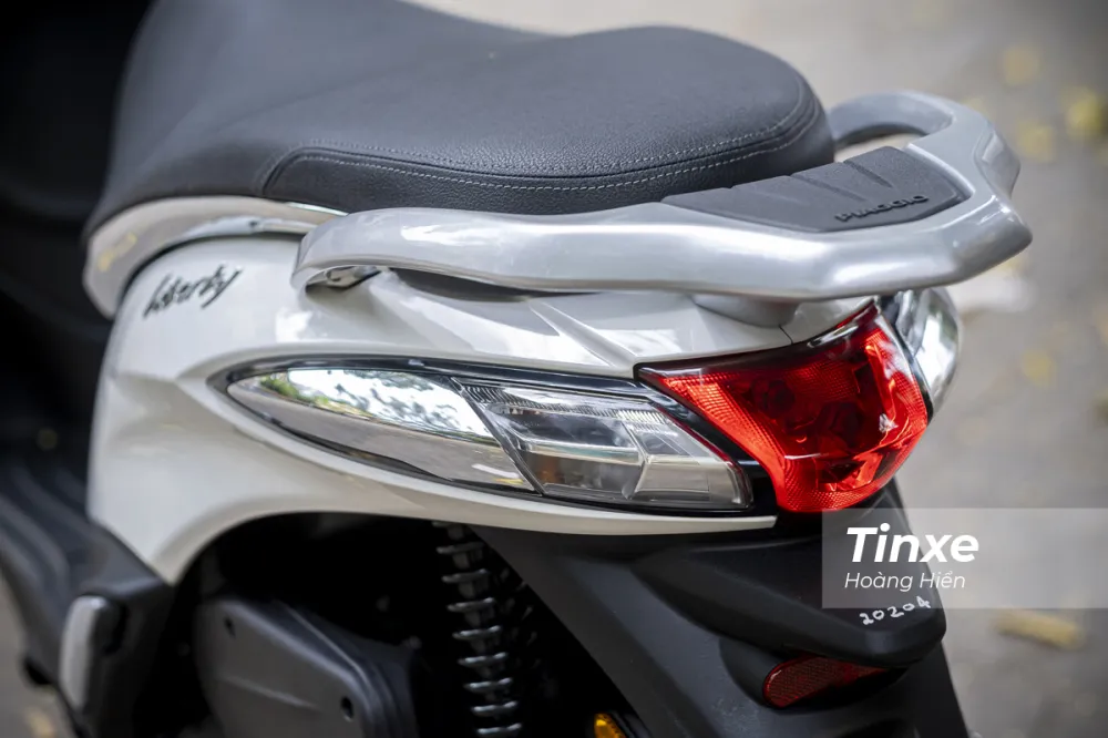 Phần đuôi xe được thiết kế tinh tế với các đường nét bo tròn mềm mại và cụm đèn hậu nổi bật.