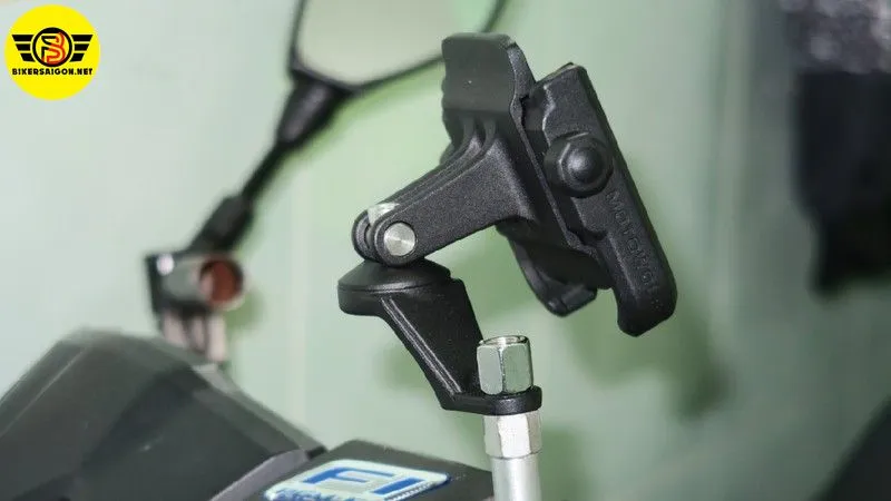 Hình ảnh giá gắn điện thoại xe máy lắp trên chân gương chiếu hậu cực kỳ gọn gàng