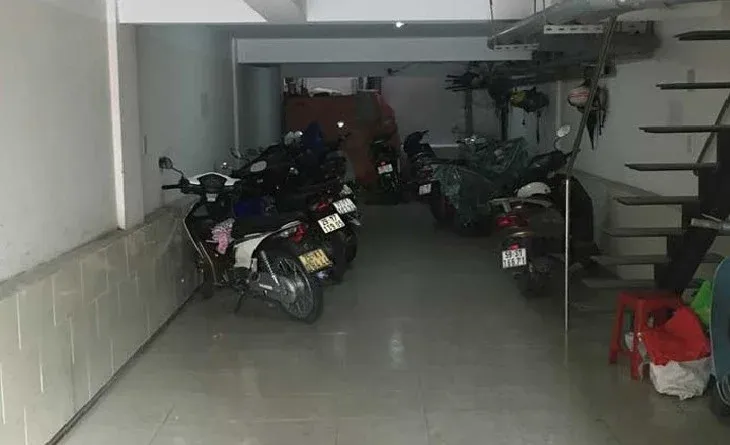 Hình ảnh minh họa xe máy được đỗ trong khu vực có mái che và khuất tầm nhìn