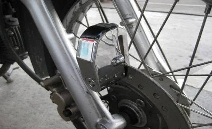 Hình ảnh mô tả việc sử dụng khóa phanh đĩa xe máy để bảo vệ