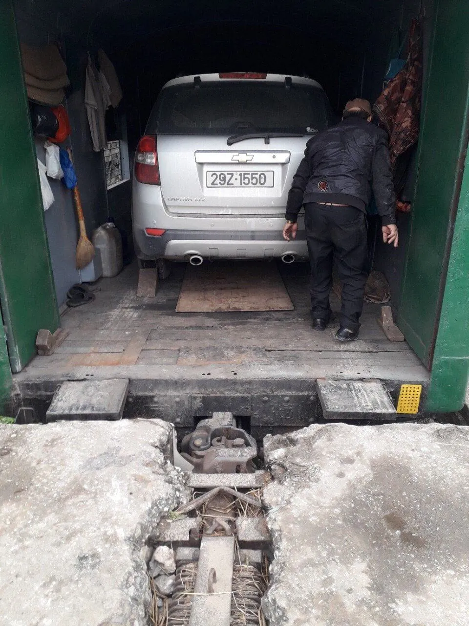 Xe máy được sắp xếp gọn gàng trên toa tàu hàng chuyên dụng