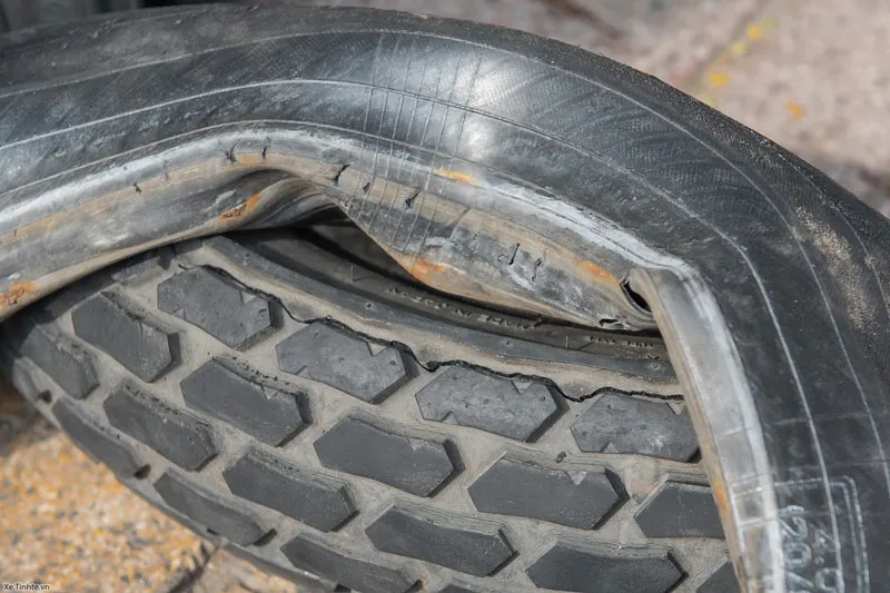 Lốp Wave bị thủng có thể làm hỏng săm bên trong