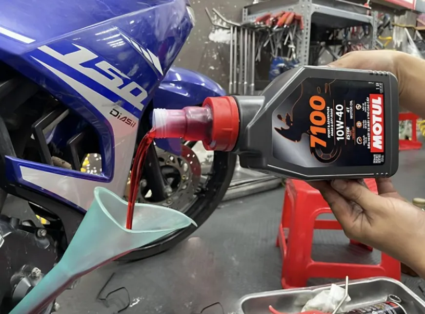 Thay dầu nhớt cho xe máy đúng cách bảo vệ động cơ và tối ưu hiệu suất hoạt động