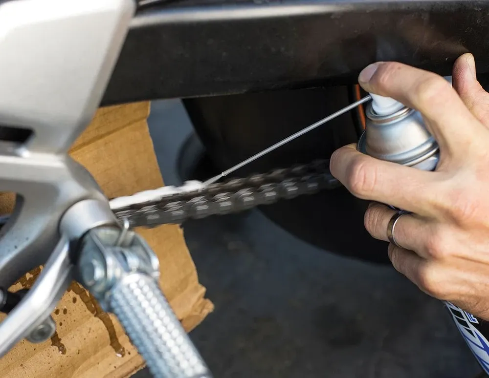 Sau khi xích đã khô và ấm hãy tiến hành bôi trơn bằng dung dịch chuyên dụng