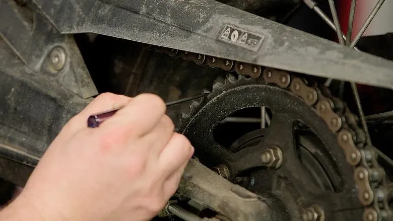 Một đĩa xích ở tình trạng tốt sẽ có mặt trên phẳng và sẽ mòn đều trên cả mép trước và mép sau của mỗi răng