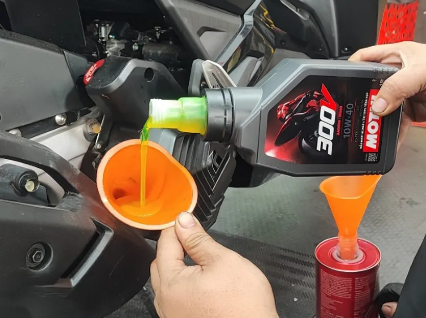 Thay dầu nhớt cho xe máy đúng định kỳ có thể giúp bảo vệ động cơ, kéo dài tuổi thọ xe