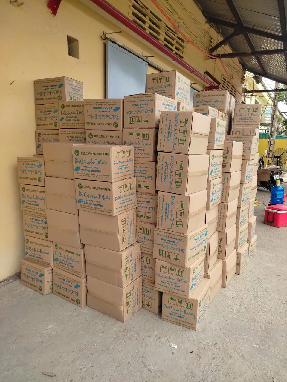 Xe máy được bọc màng PE chống bụi và nước mưa hiệu quả