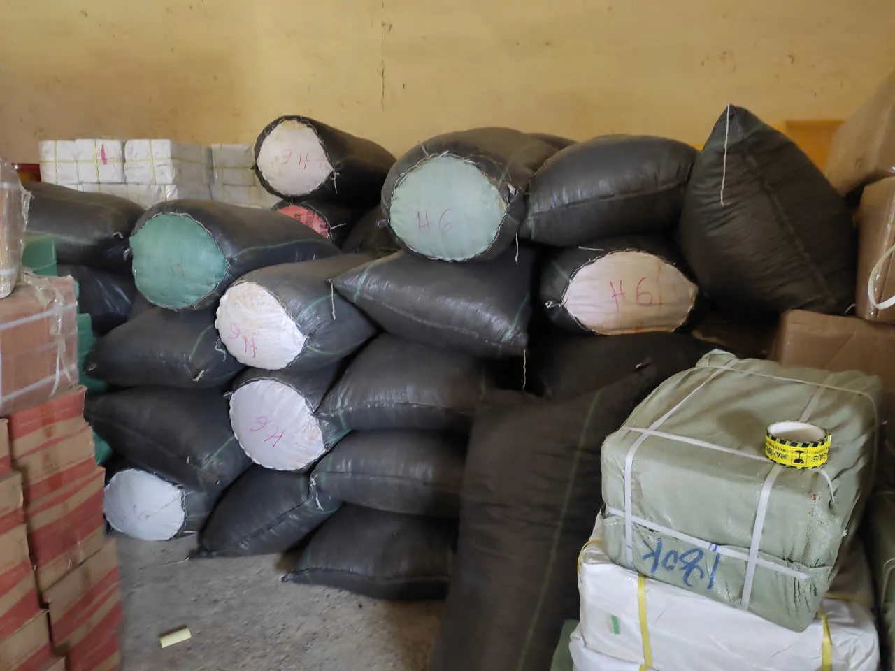 Cảnh xếp dỡ xe máy chuyên nghiệp tại sân ga mỗi chuyến tàu