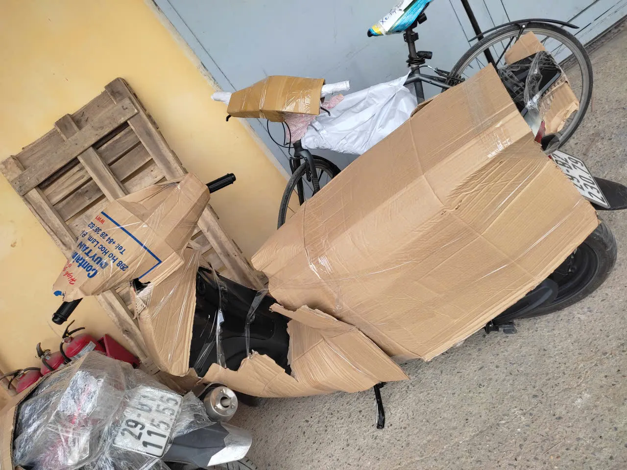 Cận cảnh cách thức gia cố xe máy trên toa tàu chuyên dụng