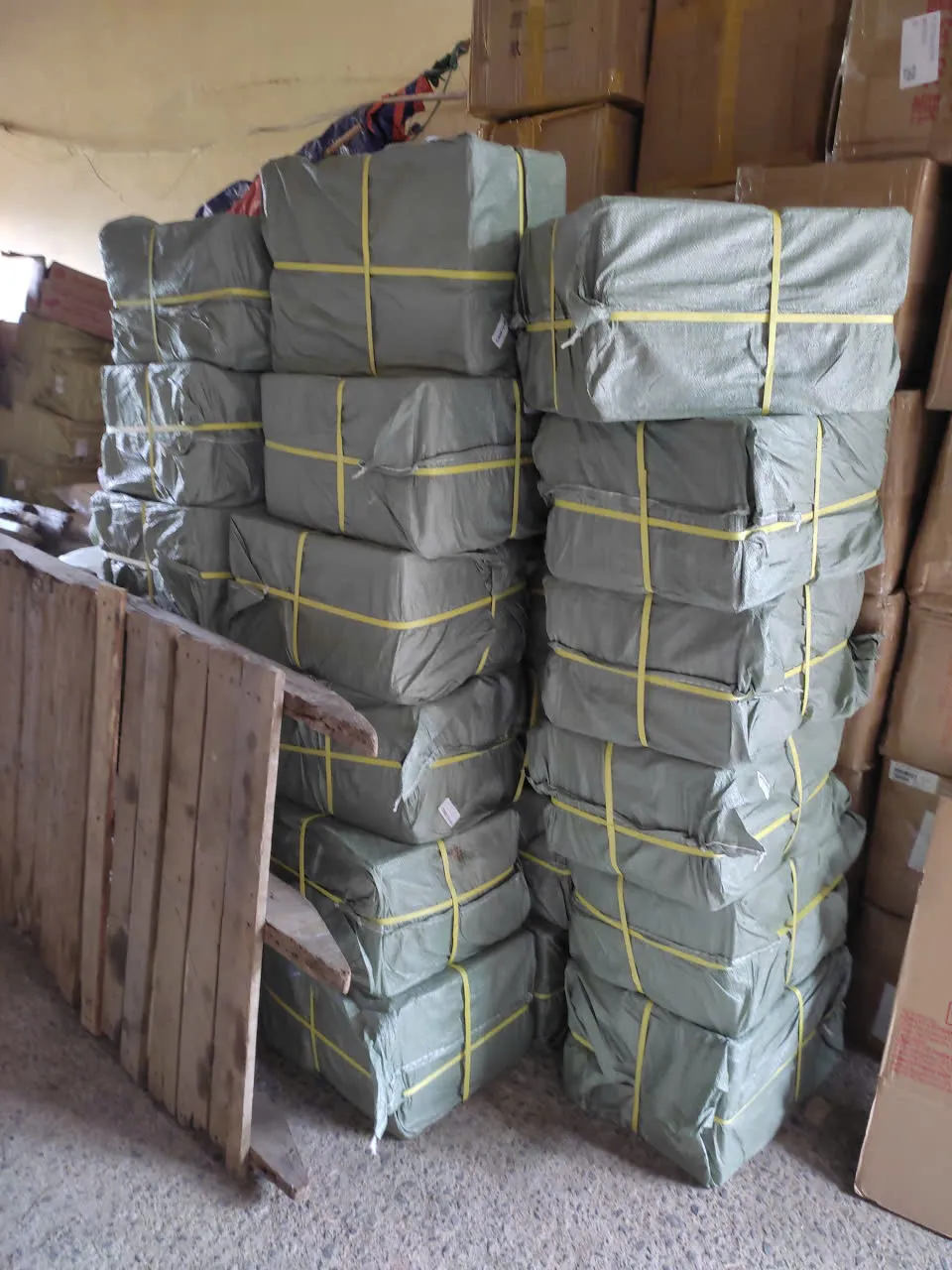 Nhân viên kiểm tra lại các mối buộc trước khi tàu khởi hành