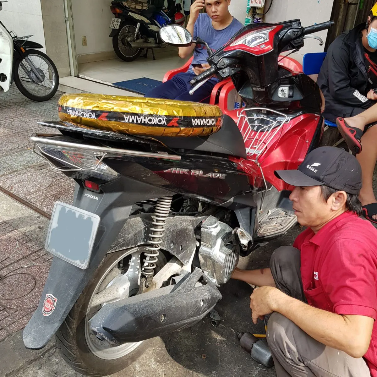 Vo-xe-may-Yokohama-Vo-sau-Airblade-125-4.jpg