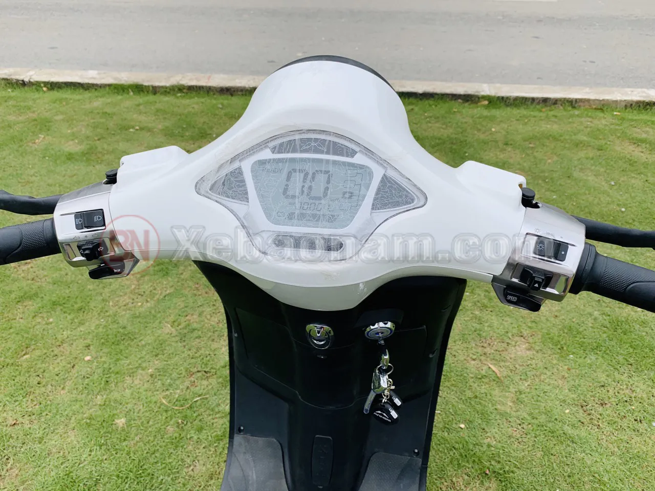 Mặt đồng hồ hiển thị sắc nét các thông số vận hành của xe máy điện Anmshi S