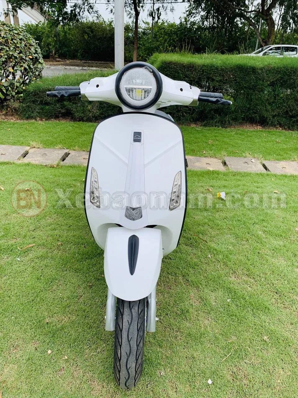 Phần đầu xe Vespa Anmshi S sang trọng với các chi tiết mạ Crom và đèn định vị