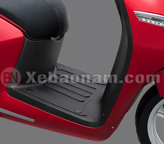 Sàn để chân rộng rãi với thiết kế rãnh chống trượt đảm bảo an toàn khi lái xe