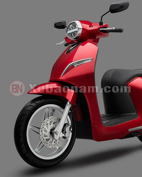 Đầu xe thiết kế thanh lịch với hệ thống đèn hiện đại và logo Vinfast nổi bật