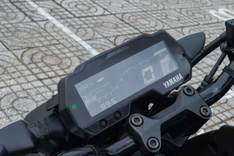 Màn hình LCD hiển thị đầy đủ thông số trên Yamaha MT-15