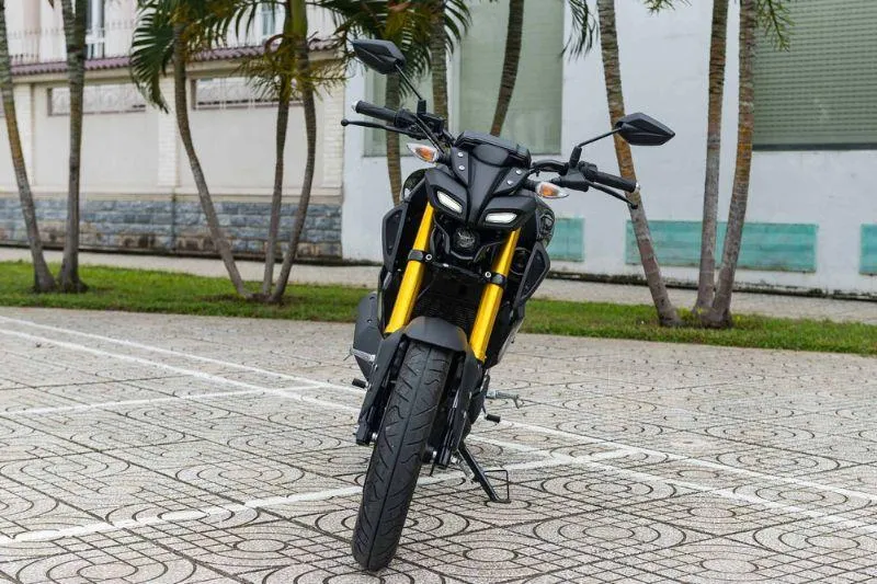 Thiết kế đầu xe Yamaha MT-15 với cặp đèn định vị sắc sảo