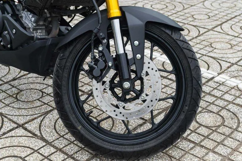 Hệ thống phanh đĩa sau và gắp nhôm đúc trên Yamaha MT-15