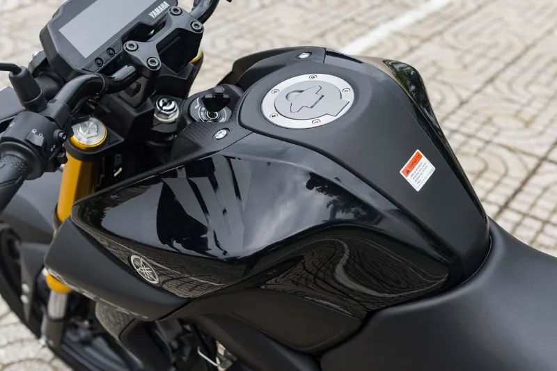 Bình xăng thiết kế góc cạnh của Yamaha MT-15